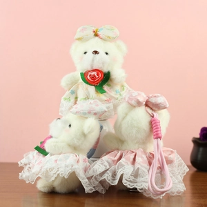 Drei süße Teddybären aus Plüsch in Blumenkleidern mit Spitze und Rosen-Details