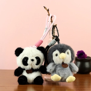 Set portachiavi peluche panda e pinguino con corde intrecciate e moschettoni neri