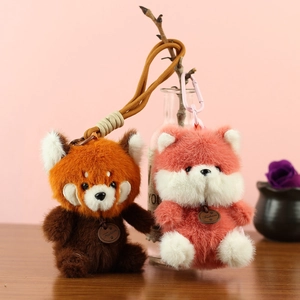 Set portachiavi panda di peluche in marrone e rosa con corda intrecciata e gancio