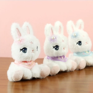 Ciondolo coniglietto di peluche con fiore di seta e sciarpa ricamata in tre colori
