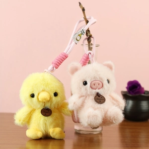 Simpatici ciondoli a forma di pulcino e maialino in peluche con etichette moda