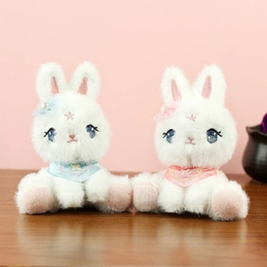Ciondoli a forma di coniglietto di peluche con fiocchi e sciarpe blu e rosa su legno