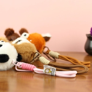 Dettaglio macro del portachiavi peluche panda con cordino intrecciato e clip in metallo