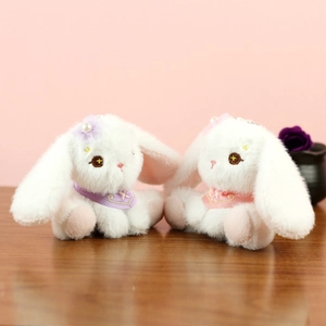 Dettaglio portachiavi coniglietto di peluche bianco con sciarpa ricamata e perle