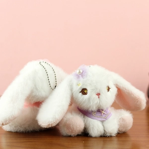 Dettaglio portachiavi a coniglietto di peluche con fiore di pizzo e sciarpa ricamata