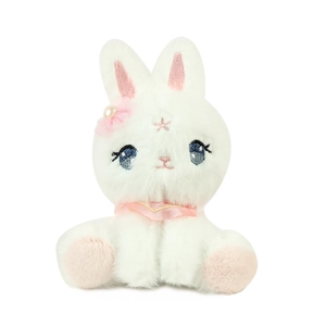 Simpatico coniglio di peluche bianco con orecchie rosa, sciarpa e occhi ricamati su bianco