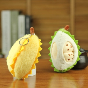 Détail d'un porte-clés durian en peluche avec un noyau souriant et une texture douce