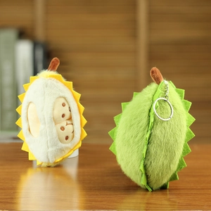 Détail du porte-clés durian en peluche montrant la pulpe et la coque verte texturée