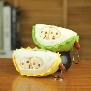 Gros plan d'un mignon porte-clés durian en peluche en deux couleurs sur une table en bois