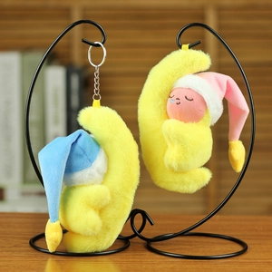 Détail de pendentifs lune en peluche rose et bleu sur un support en forme de coeur