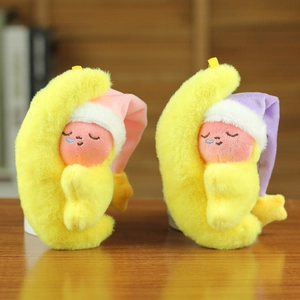 Détail de pendentifs lune en peluche jaune avec bonnets de nuit et broderies mignonnes