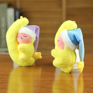 Détail de pendentifs en peluche étoile mignons avec chapeaux colorés et texture douce jaune