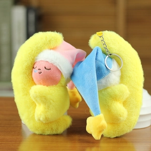 Détail de pendentifs lune en peluche avec bonnets de nuit colorés et porte-clés