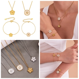 Détail de l'ensemble collier et bracelet en acier doré 18 carats avec fleur à 5 pétales