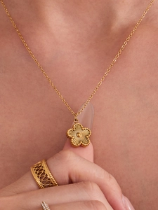 Vue détaillée du pendentif fleur à cinq pétales plaqué or 18 carats avec texture