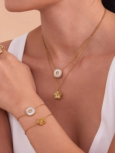 Détail d'un ensemble collier et bracelet plaqué or 18 carats avec motifs de fleurs