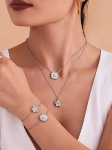 Détails des pendentifs fleur à cinq pétales en argent avec nacre et cristaux étincelants