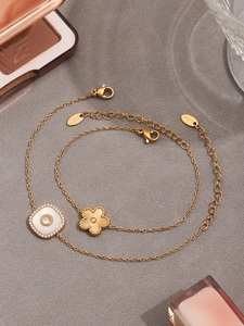 Détail du collier en acier inoxydable plaqué or 18 carats avec pendentif fleur et trèfle carré