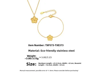 Vue détaillée de l'ensemble de bijoux trèfle en acier plaqué or 18k avec dimensions