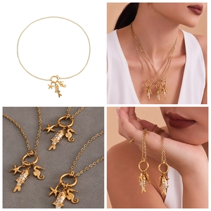 Vue macro détaillée des pendentifs marins en plaqué or 18K avec hippocampe et poisson