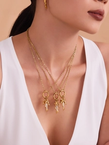 Détail du collier à pendentifs poisson en or 18 carats et boucles d'oreilles
