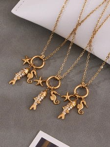 Vue détaillée des pendentifs poisson, étoile de mer et hippocampe plaqués or 18 carats
