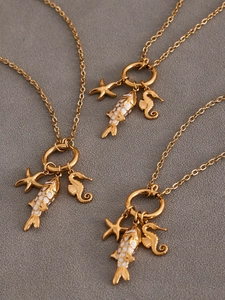Détail de colliers plaqués or 18 carats avec pendentifs étoile de mer hippocampe et poisson