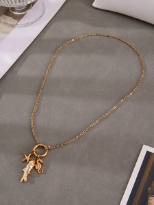 Détail des breloques dorées 18 carats avec étoile de mer, poisson émaillé et hippocampe