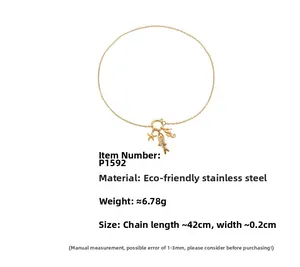 Détail des pendentifs poisson, étoile de mer et hippocampe plaqués or 18 carats avec incrustation