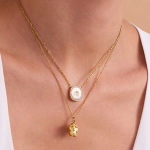 Collier double couche plaqué or 18k avec pendentif nacre et fleur de trèfle sur mannequin
