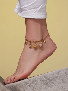 Bracelet de cheville doré avec breloques cœur, chaîne à billes et détails en zircone