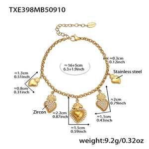 Détail d'un bracelet en acier doré avec des breloques en forme de cœur et zirconiums