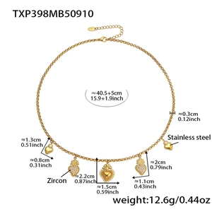 Détail d'un collier en acier doré avec cinq breloques soleil et cœur serties de zircon