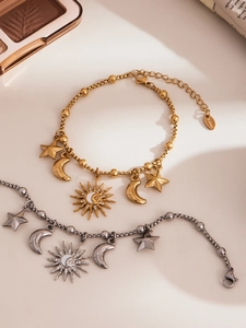 Détails des breloques soleil, lune et étoile sur des bracelets en acier inoxydable doré et argent