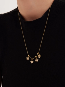 Dettaglio collana in oro con ciondoli a farfalla, cuore, corona e angelo con diamanti