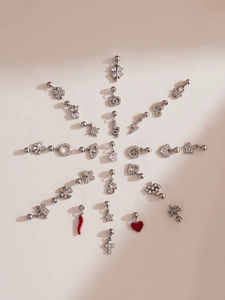 Macro di vari piercing all'ombelico in acciaio inossidabile con zirconi 5A scintillanti