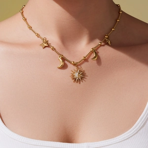 Collier céleste doré avec pendentifs soleil et lune orné de détails en nacre