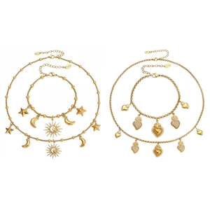 Parure de bijoux en acier plaqué or 18 carats avec cœurs évidés et motifs célestes