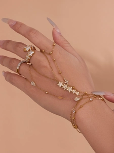 Détail de la chaîne de main plaquée or 18k avec breloques étoiles et bagues zircon