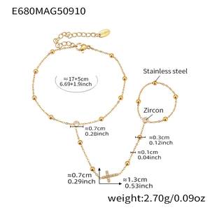 Vue détaillée du bracelet en acier plaqué or 18 carats avec croix en zircon et dimensions