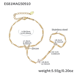 Détails du bracelet-bague en acier doré avec papillon en zircon et dimensions de la perle