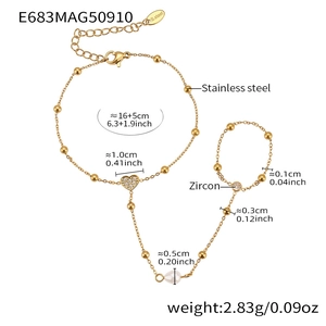 Vue détaillée du bracelet de main en acier plaqué or 18k avec zircon cœur et perle