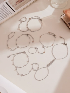 Vue détaillée de bracelets bague en acier inoxydable argenté avec zircons et breloques