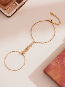 Détail de la bague bracelet plaquée or 18k avec breloques étoiles et oxydes de zirconium
