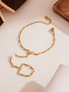 Détail de la chaîne de main en acier plaqué or 18k avec perle, zircon et papillon