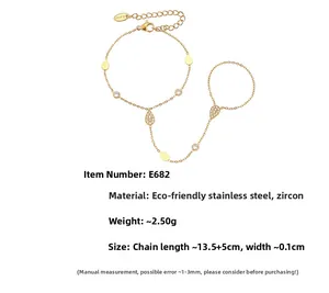 Détail du bracelet main en acier inoxydable plaqué or 18k avec pierres de zircon
