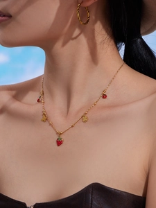 Dettaglio della collana placcata oro 18k con ciondoli colorati a fragola e coccinella
