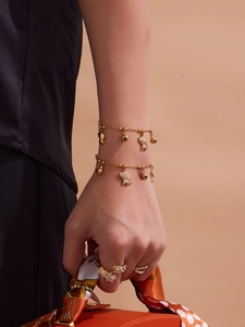 Détail du bracelet à clochette chiot plaqué or 18k et bagues d'ours en zircon assorties