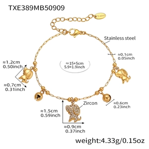 Détails des breloques chien et clochettes sur le bracelet en acier plaqué or 18k