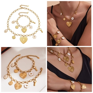 Parure de bijoux en acier doré avec breloques cœur, abeille et pièce en détail